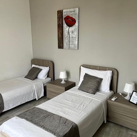 F10 Room 3, Private Room Two Single Beds Shared Bathroom In Shared Flat Мсида Екстериор снимка
