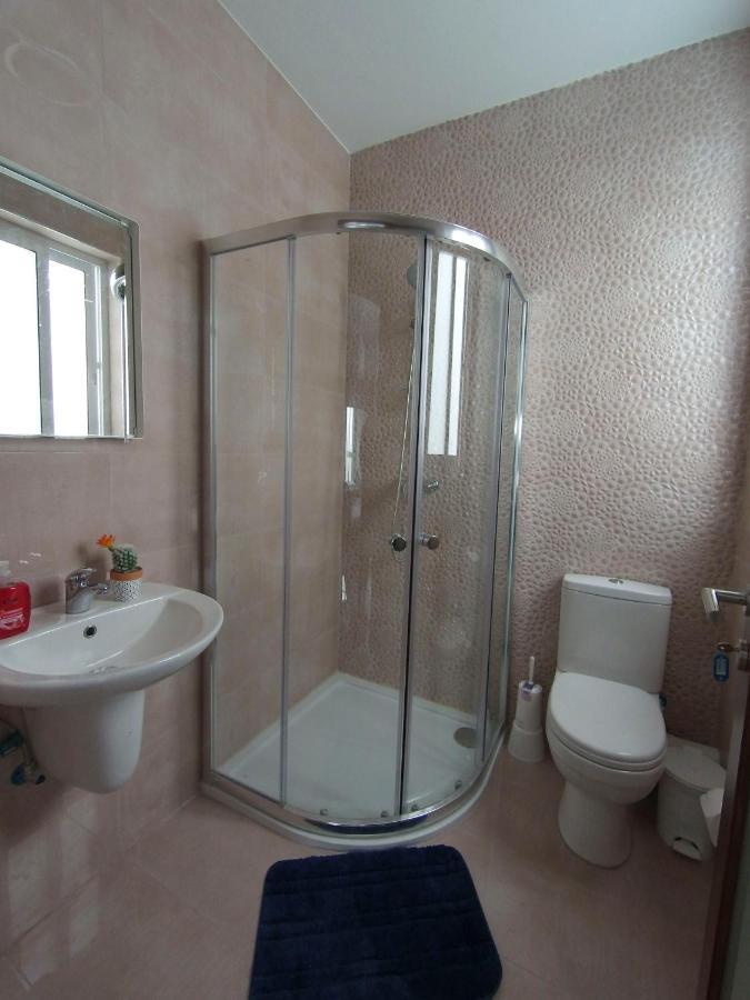 F10 Room 3, Private Room Two Single Beds Shared Bathroom In Shared Flat Мсида Екстериор снимка
