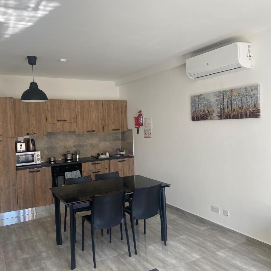 F10 Room 3, Private Room Two Single Beds Shared Bathroom In Shared Flat Мсида Екстериор снимка