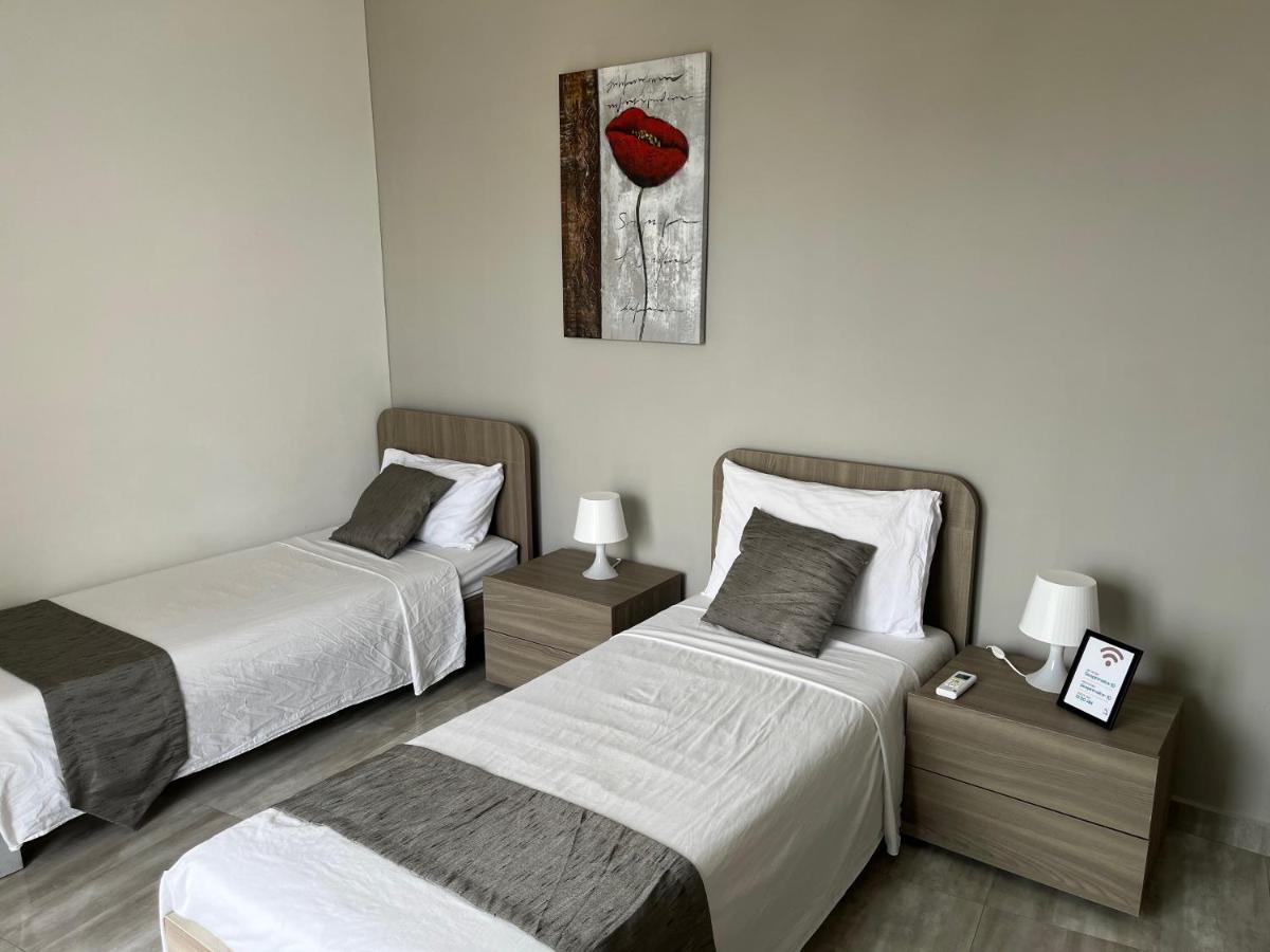 F10 Room 3, Private Room Two Single Beds Shared Bathroom In Shared Flat Мсида Екстериор снимка